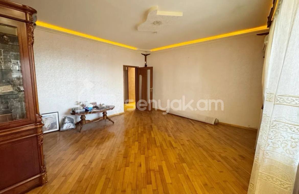 4 Սենյականոց Բնակարան Քարե Շենքում, 103քմ, 3/3 հարկ, Կապիտալ Վերանորոգված