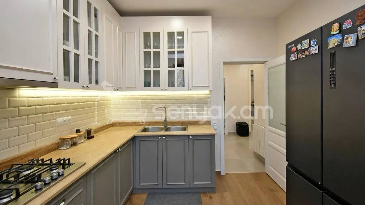 3 Սենյականոց Բնակարան Քարե Շենքում, 88քմ, 4/5 հարկ, Կապիտալ Վերանորոգված