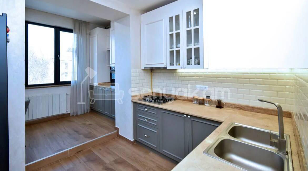 3 Սենյականոց Բնակարան Քարե Շենքում, 88քմ, 4/5 հարկ, Կապիտալ Վերանորոգված