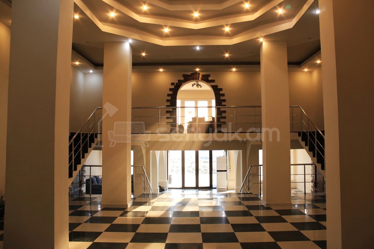 8 Սենյականոց Առանձնատուն, 700քմ, Լողավազանով