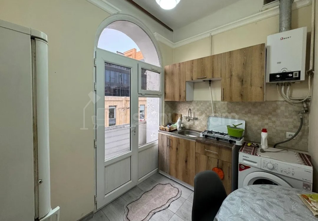 1 Սենյականոց Բնակարան Քարե Շենքում, 40քմ, 5/5 հարկ, Կապիտալ Վերանորոգված, Կահավորված, Արևկող