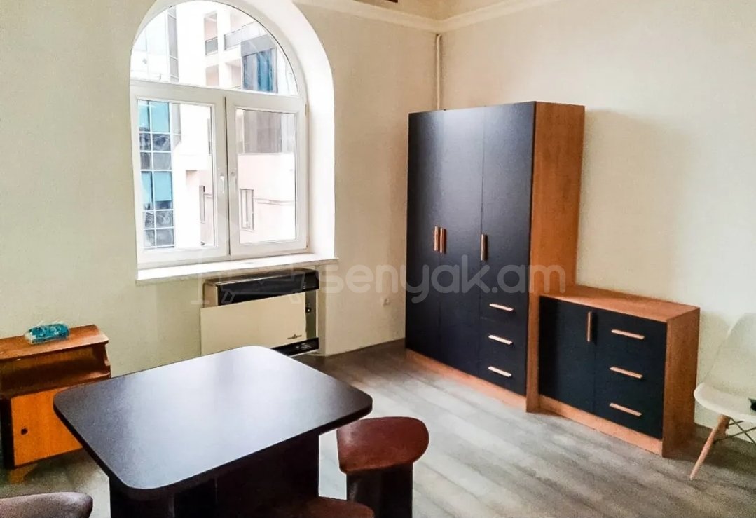 1 Սենյականոց Բնակարան Քարե Շենքում, 40քմ, 5/5 հարկ, Կապիտալ Վերանորոգված, Կահավորված, Արևկող