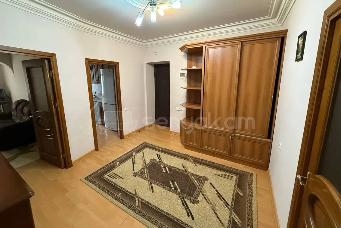 3 Սենյականոց Բնակարան Քարե Շենքում, 100քմ, 2/5 հարկ, Կապիտալ Վերանորոգված, Կահավորված