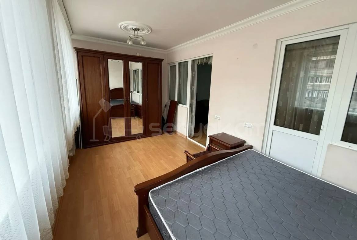 3 Սենյականոց Բնակարան Քարե Շենքում, 100քմ, 2/5 հարկ, Կապիտալ Վերանորոգված, Կահավորված