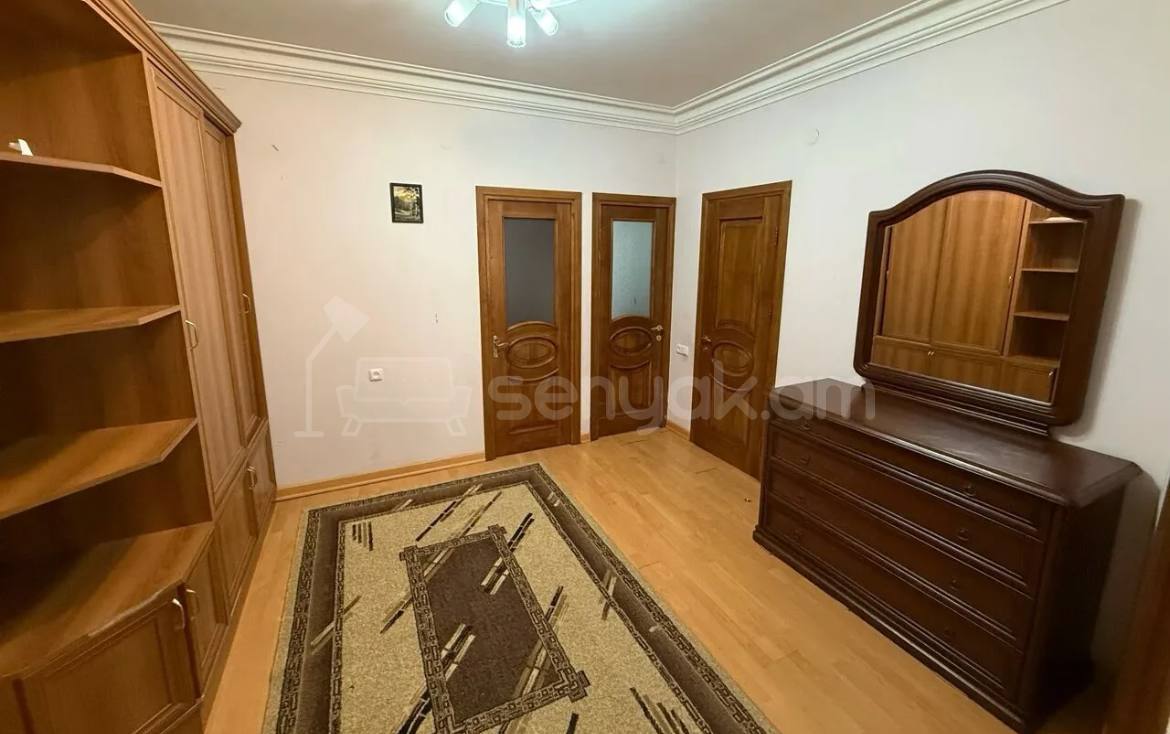 3 Սենյականոց Բնակարան Քարե Շենքում, 100քմ, 2/5 հարկ, Կապիտալ Վերանորոգված, Կահավորված