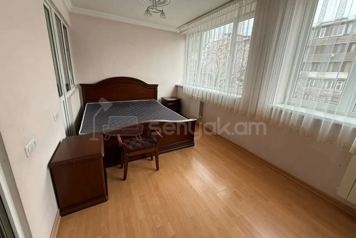 3 Սենյականոց Բնակարան Քարե Շենքում, 100քմ, 2/5 հարկ, Կապիտալ Վերանորոգված, Կահավորված