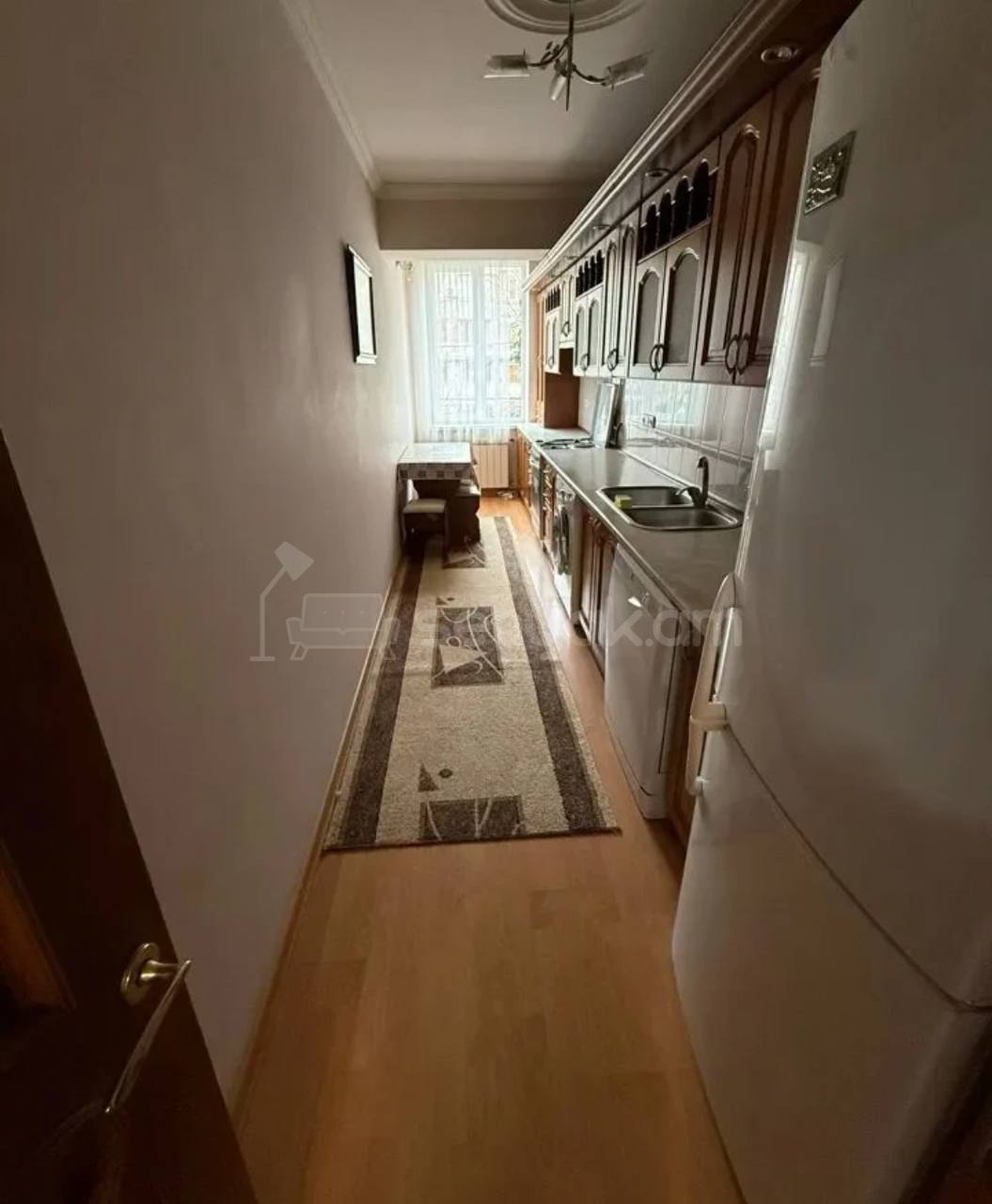 3 Սենյականոց Բնակարան Քարե Շենքում, 100քմ, 2/5 հարկ, Կապիտալ Վերանորոգված, Կահավորված