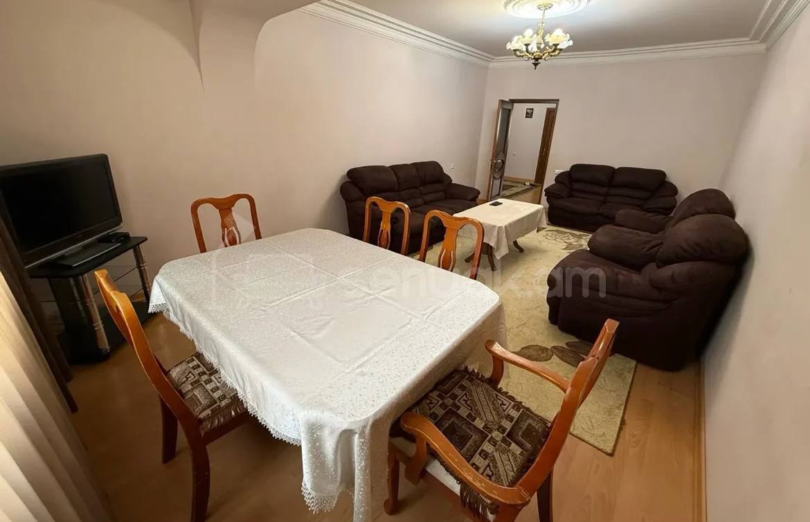 3 Սենյականոց Բնակարան Քարե Շենքում, 100քմ, 2/5 հարկ, Կապիտալ Վերանորոգված, Կահավորված