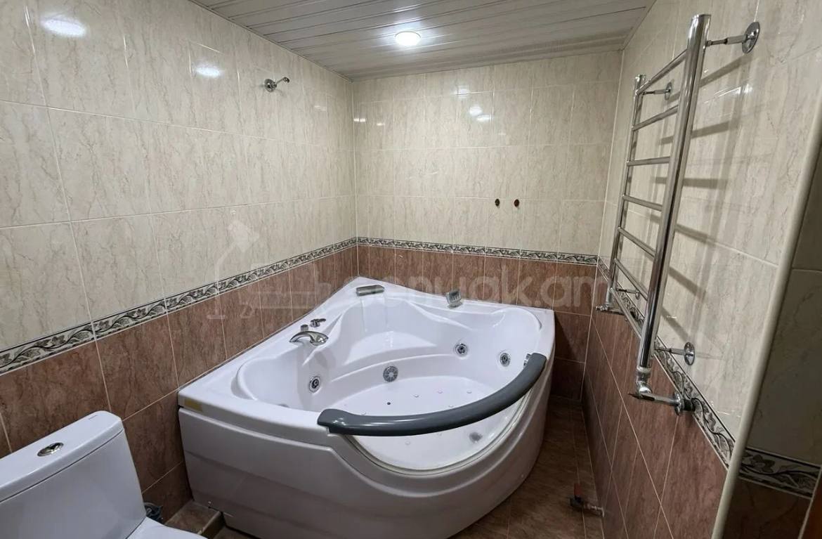 3 Սենյականոց Բնակարան Քարե Շենքում, 100քմ, 2/5 հարկ, Կապիտալ Վերանորոգված, Կահավորված