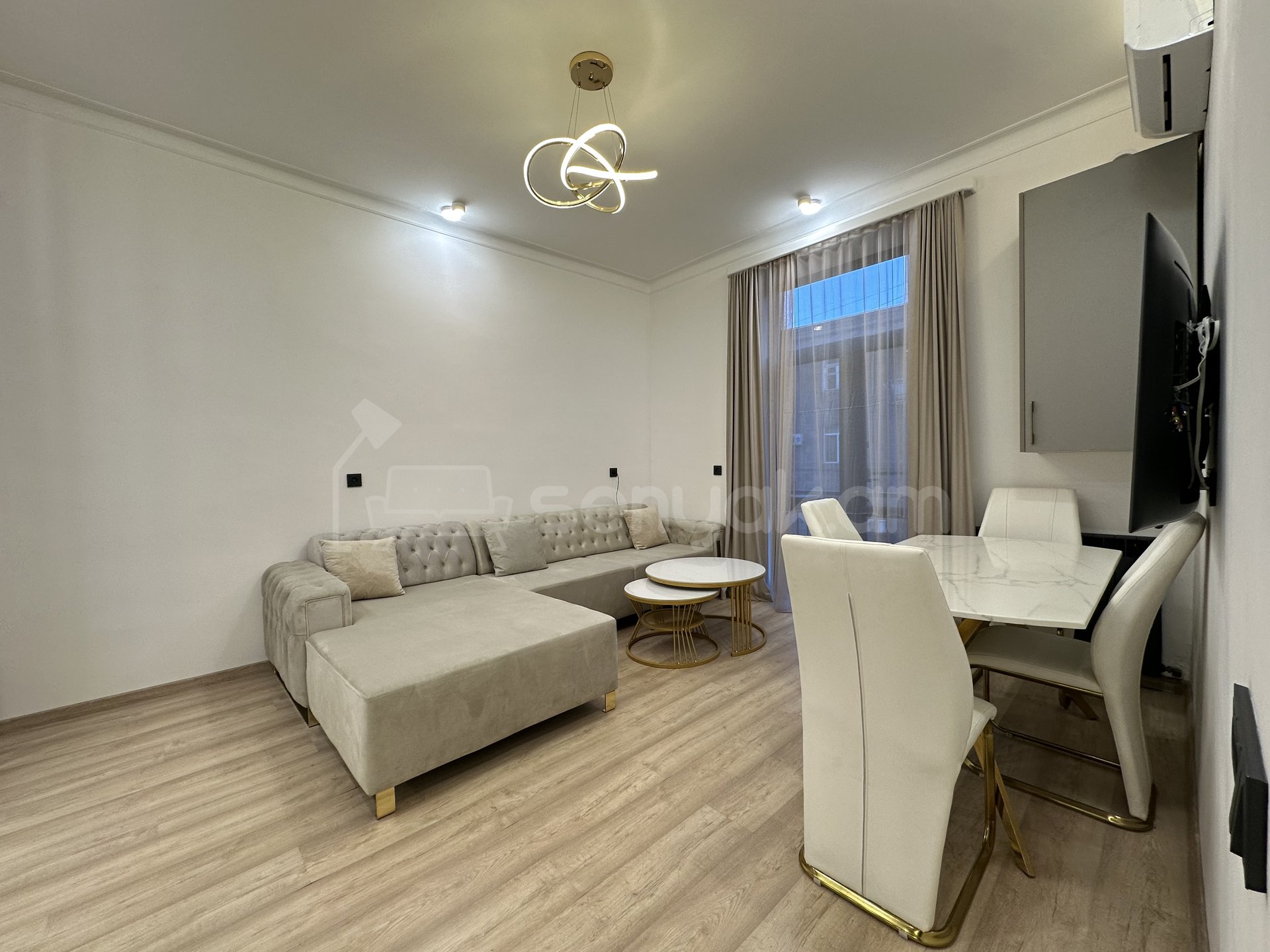 2 Սենյականոց Բնակարան Քարե Շենքում, 42քմ, 3/5 հարկ, Դիզայներական Վերանորոգված, Կահավորված, Արևկող