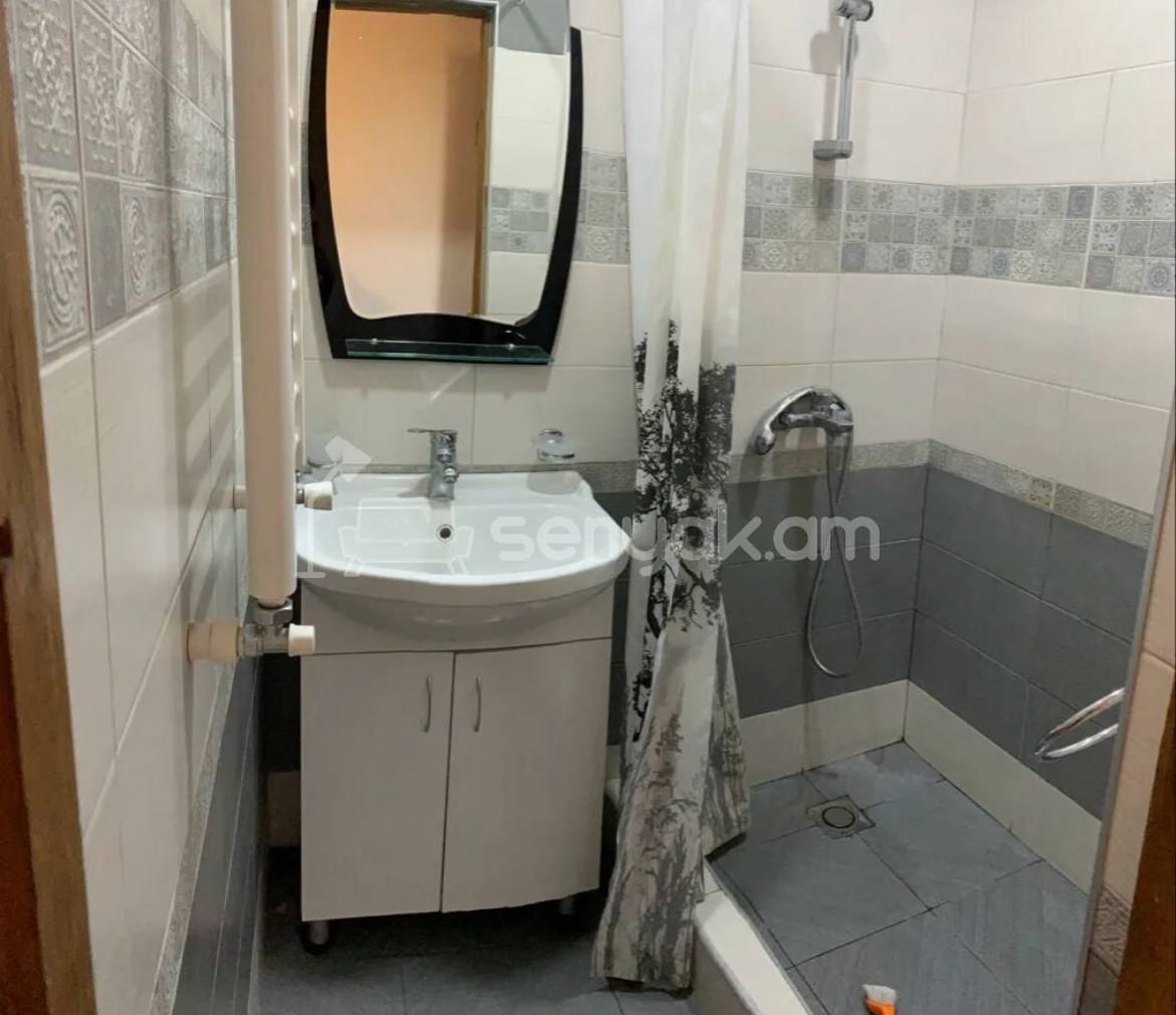 3 Սենյականոց Բնակարան Քարե Շենքում, 73քմ, 5/5 հարկ, Նորմալ Վիճակում