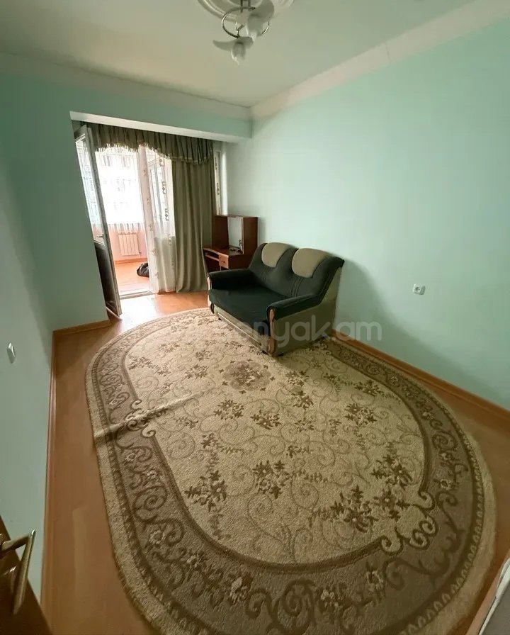 3 Սենյականոց Բնակարան Քարե Շենքում, 90քմ, 2/5 հարկ, Նորմալ Վիճակում, Կահավորված