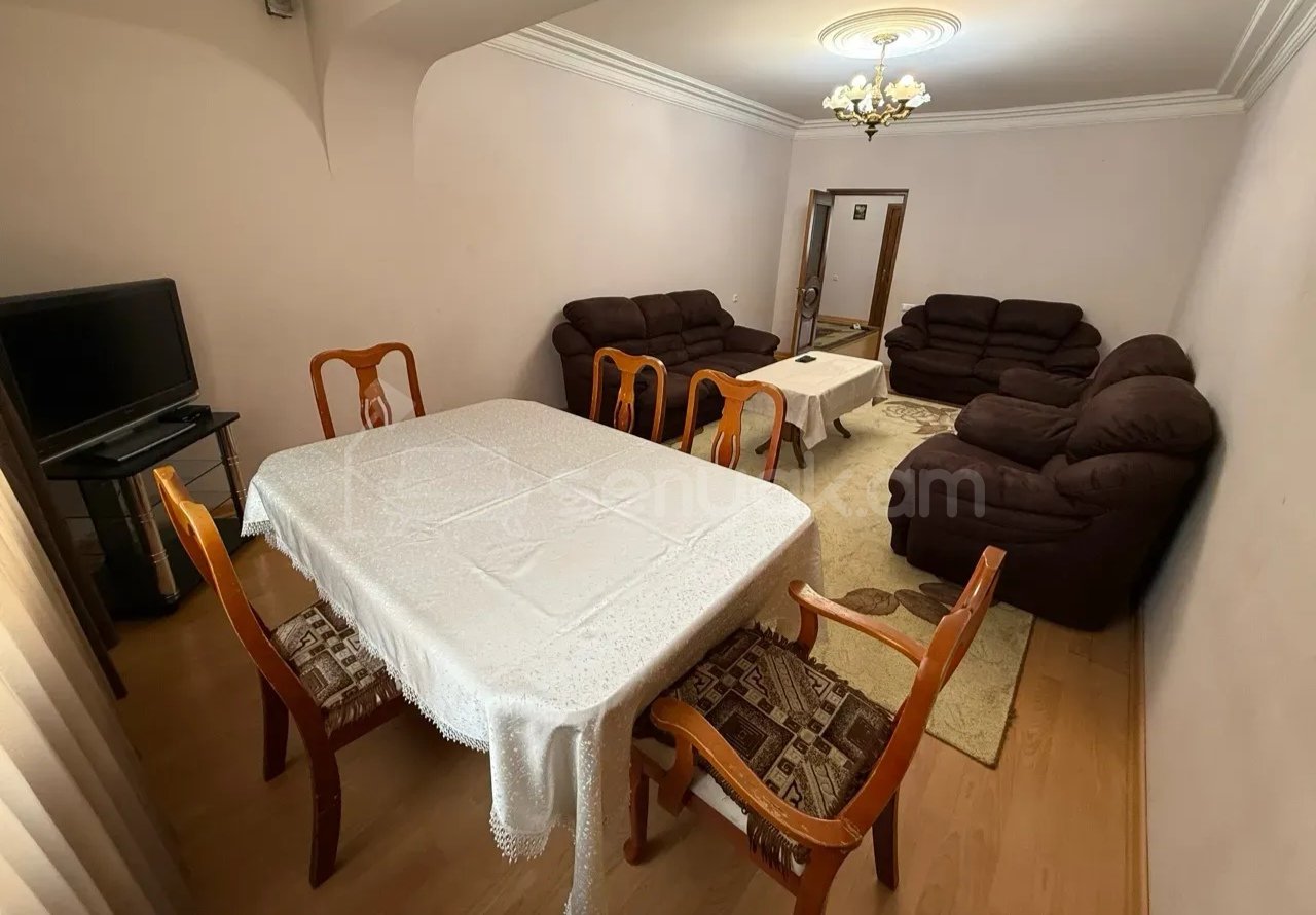 3 Սենյականոց Բնակարան Քարե Շենքում, 90քմ, 2/5 հարկ, Նորմալ Վիճակում, Կահավորված