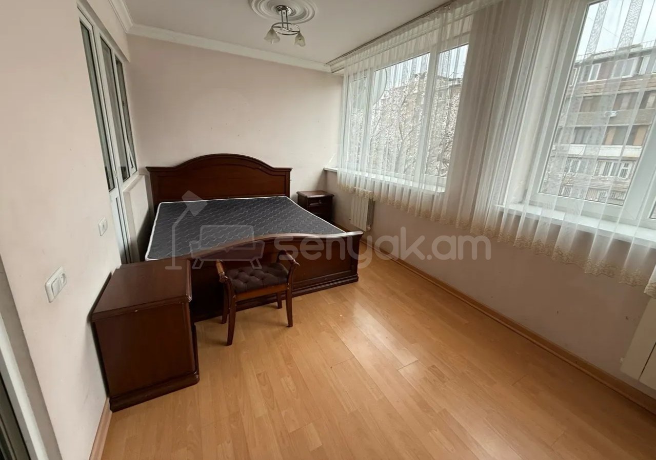 3 Սենյականոց Բնակարան Քարե Շենքում, 90քմ, 2/5 հարկ, Նորմալ Վիճակում, Կահավորված