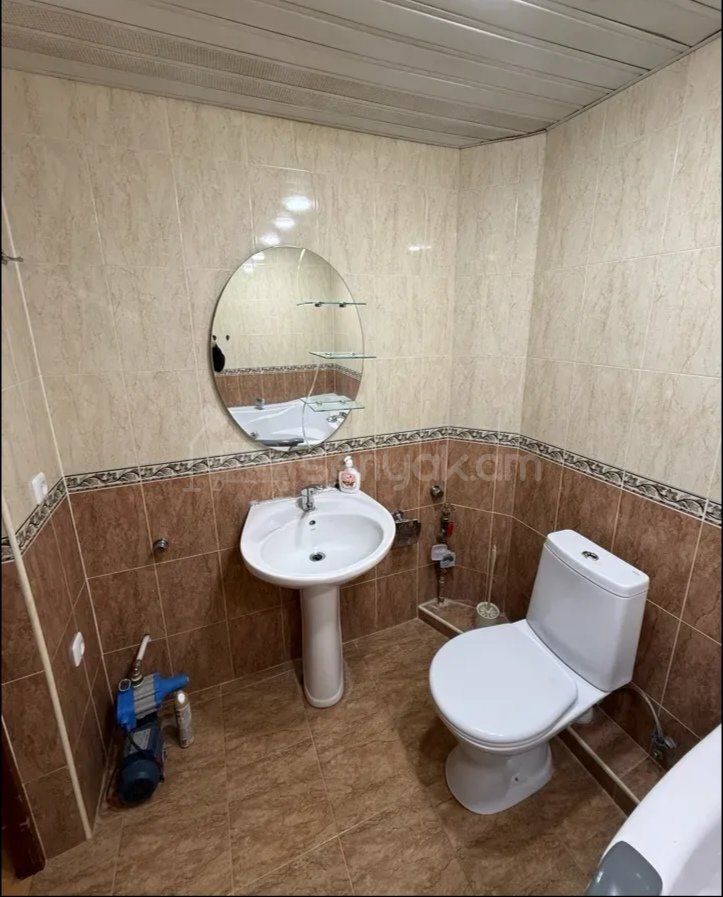 3 Սենյականոց Բնակարան Քարե Շենքում, 90քմ, 2/5 հարկ, Նորմալ Վիճակում, Կահավորված