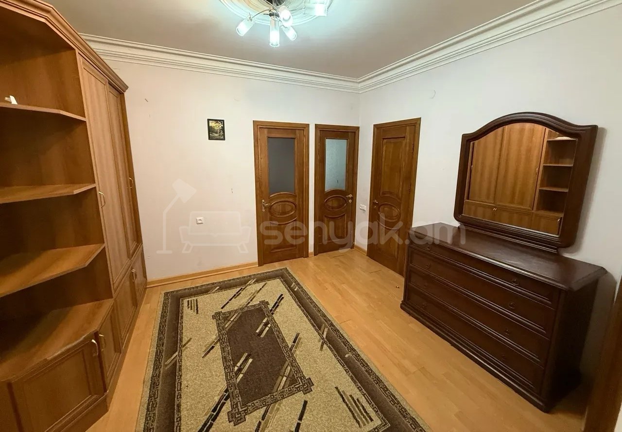 3 Սենյականոց Բնակարան Քարե Շենքում, 90քմ, 2/5 հարկ, Նորմալ Վիճակում, Կահավորված