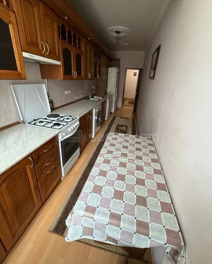 3 Սենյականոց Բնակարան Քարե Շենքում, 90քմ, 2/5 հարկ, Նորմալ Վիճակում, Կահավորված