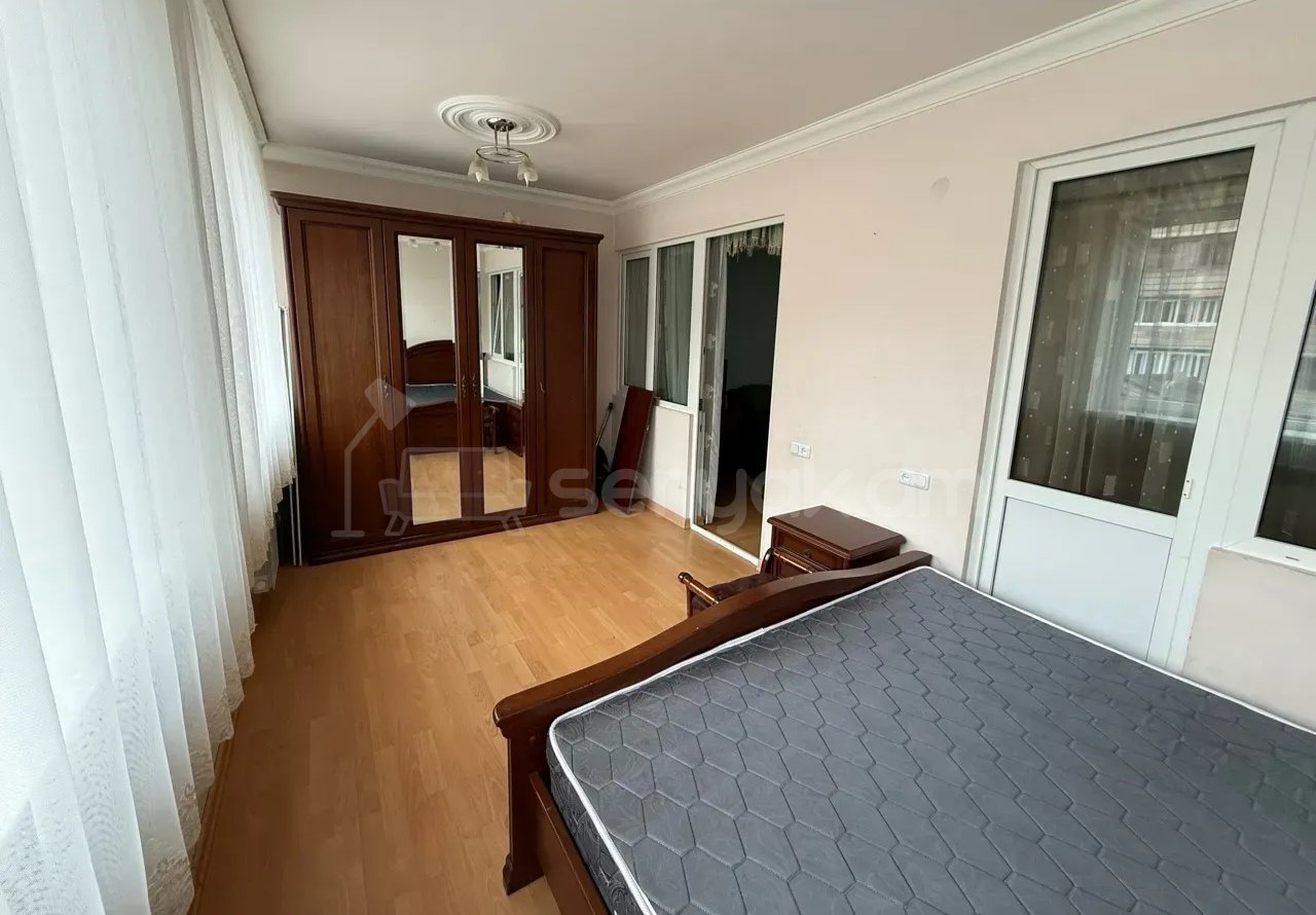 3 Սենյականոց Բնակարան Քարե Շենքում, 90քմ, 2/5 հարկ, Նորմալ Վիճակում, Կահավորված