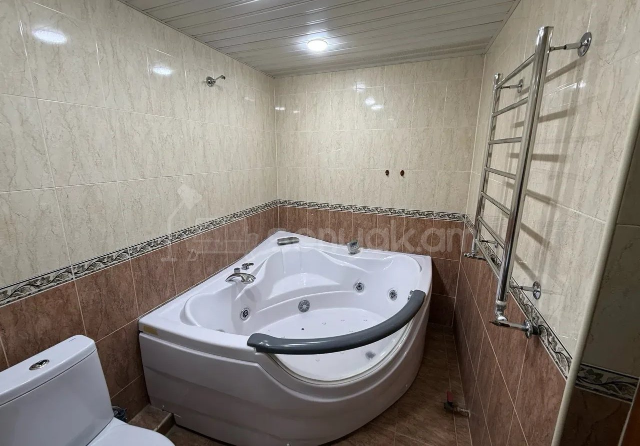 3 Սենյականոց Բնակարան Քարե Շենքում, 90քմ, 2/5 հարկ, Նորմալ Վիճակում, Կահավորված