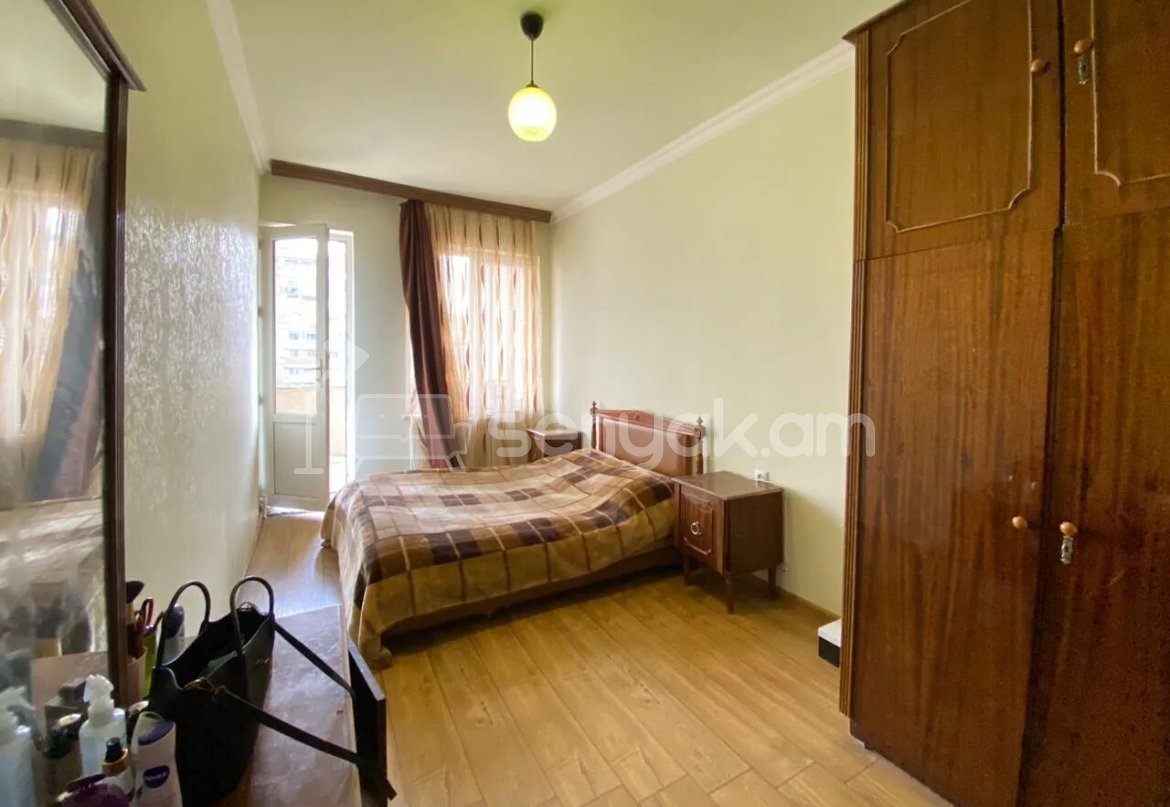 4 Սենյականոց Բնակարան Քարե Շենքում, 92քմ, 5/5 հարկ, Կապիտալ Վերանորոգված