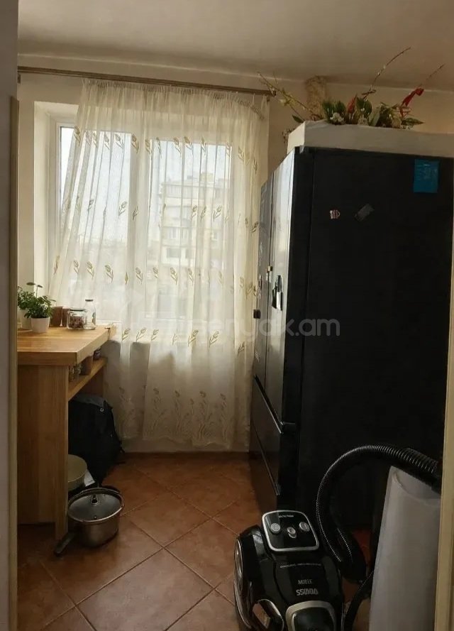 1 Սենյականոց Բնակարան Քարե Շենքում, 47քմ, 2/5 հարկ, Պետական Վիճակում