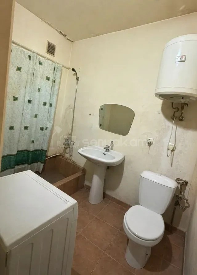 1 Սենյականոց Բնակարան Քարե Շենքում, 47քմ, 2/5 հարկ, Պետական Վիճակում