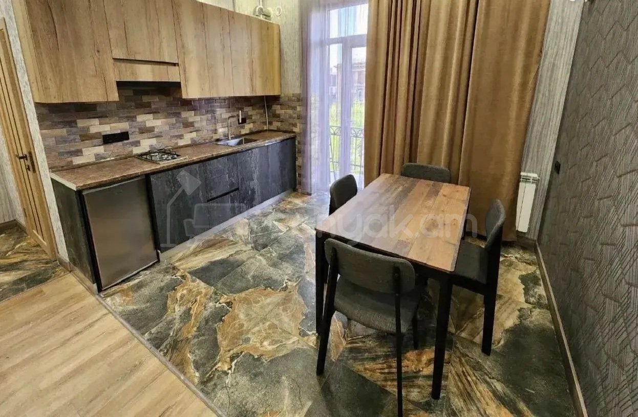 1 Սենյականոց Բնակարան Քարե Շենքում, 38քմ, 3/5 հարկ, Դիզայներական Վերանորոգված