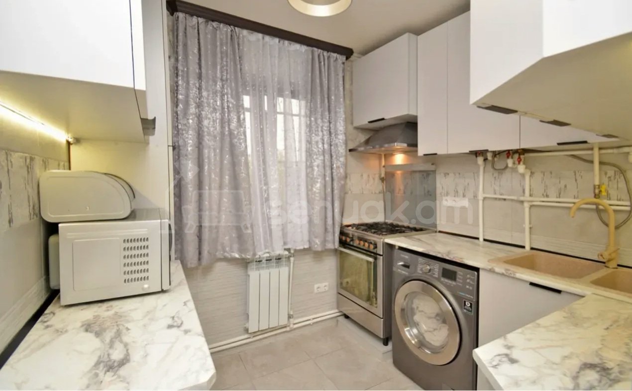 2 Սենյականոց Բնակարան Քարե Շենքում, 52քմ, 2/4 հարկ, Կապիտալ Վերանորոգված