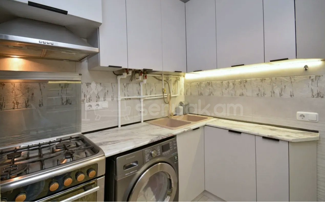 2 Սենյականոց Բնակարան Քարե Շենքում, 52քմ, 2/4 հարկ, Կապիտալ Վերանորոգված