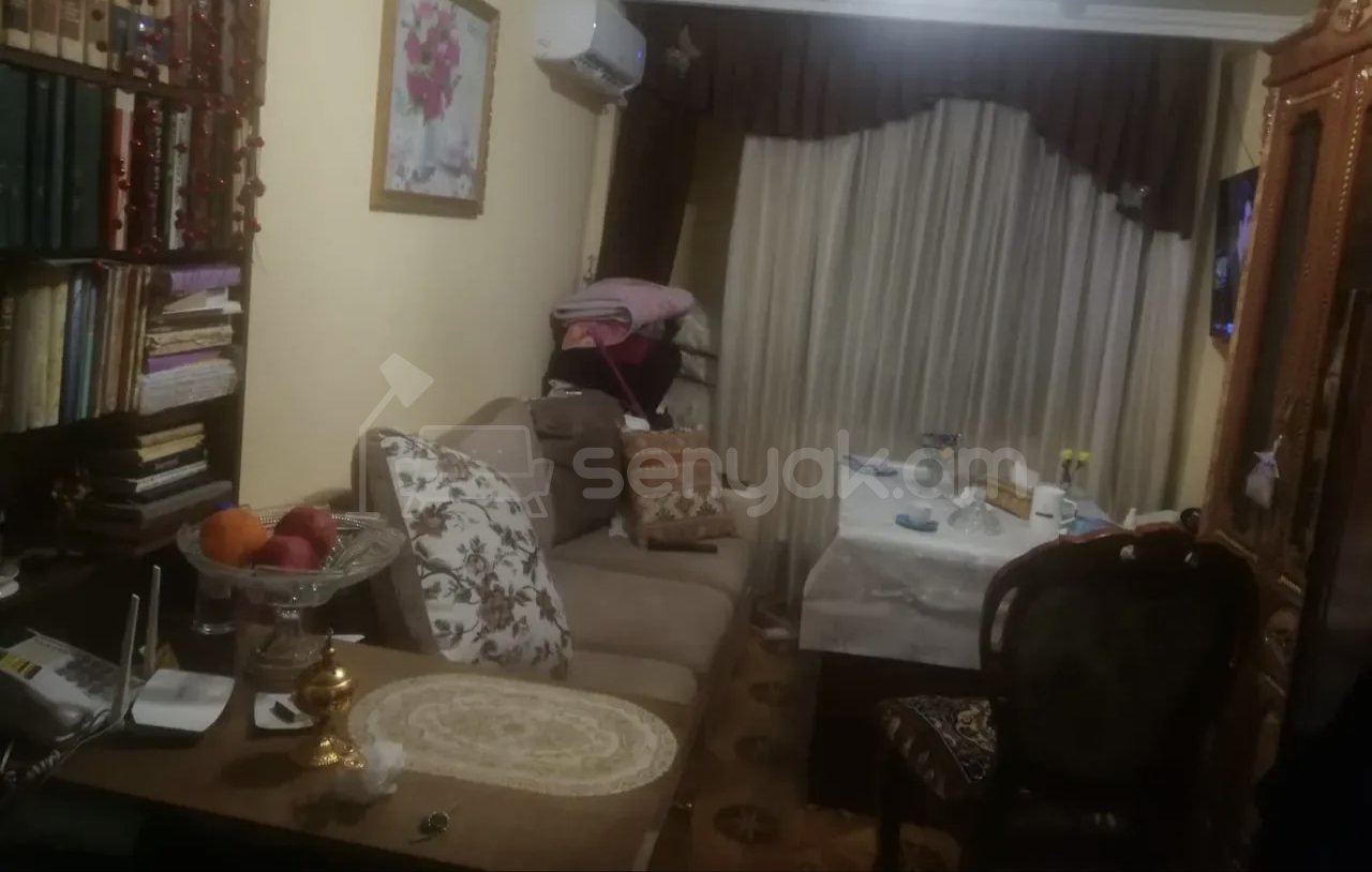 3 Սենյականոց Բնակարան Քարե Շենքում, 32քմ, 3/5 հարկ, Նորմալ Վիճակում, Կահավորված