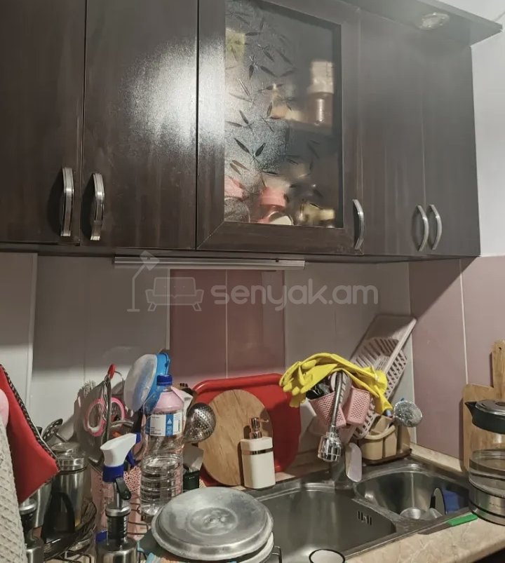 3 Սենյականոց Բնակարան Քարե Շենքում, 32քմ, 3/5 հարկ, Նորմալ Վիճակում, Կահավորված