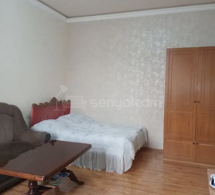 1 Սենյականոց Բնակարան Քարե Շենքում, 41քմ, 3/5 հարկ, Նորմալ Վիճակում, Կահավորված