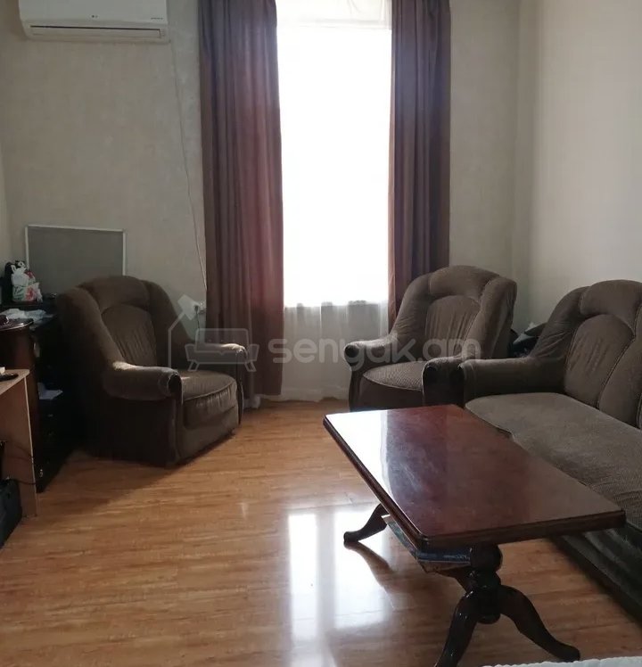 1 Սենյականոց Բնակարան Քարե Շենքում, 41քմ, 3/5 հարկ, Նորմալ Վիճակում, Կահավորված