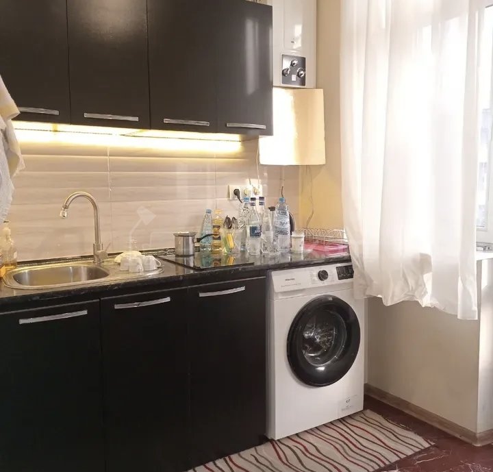 1 Սենյականոց Բնակարան Քարե Շենքում, 41քմ, 3/5 հարկ, Նորմալ Վիճակում, Կահավորված