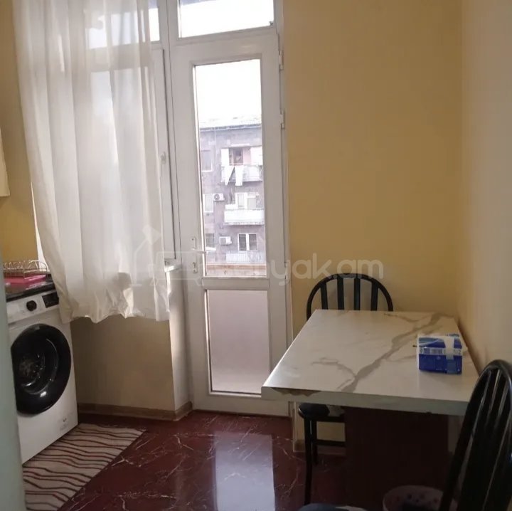 1 Սենյականոց Բնակարան Քարե Շենքում, 41քմ, 3/5 հարկ, Նորմալ Վիճակում, Կահավորված