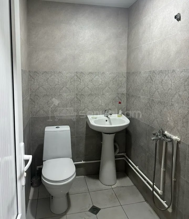 1 Սենյականոց Բնակարան Քարե Շենքում, 40քմ, 3/5 հարկ, Նորմալ Վիճակում