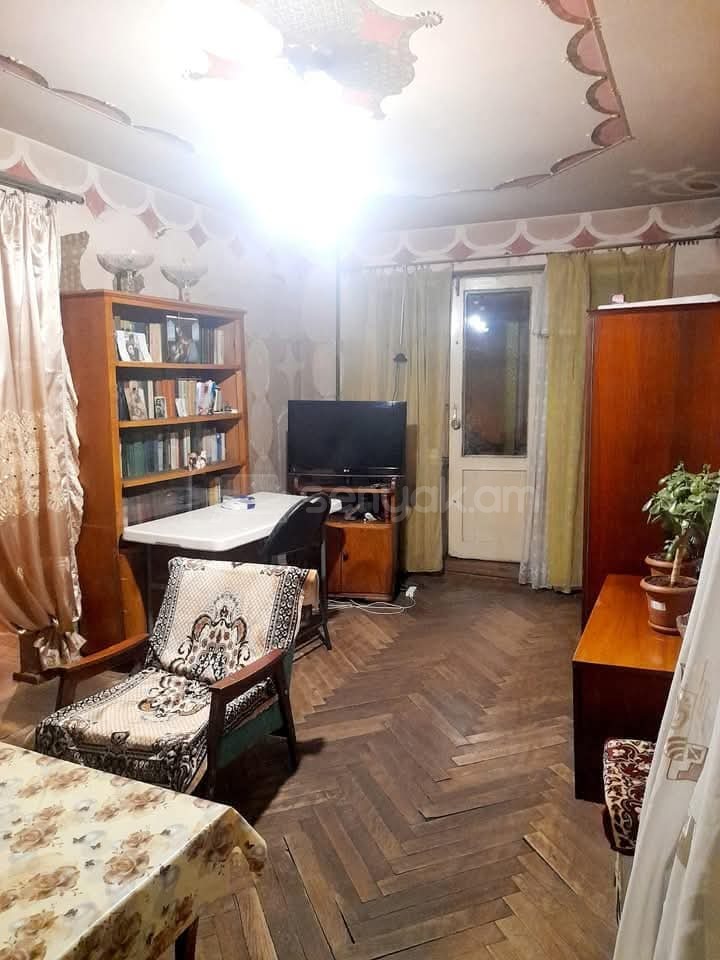 1 Սենյականոց Բնակարան Քարե Շենքում, 40քմ, 2/5 հարկ, Պետական Վիճակում, Կահավորված