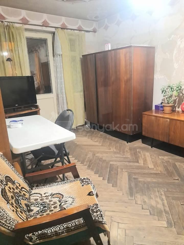 1 Սենյականոց Բնակարան Քարե Շենքում, 40քմ, 2/5 հարկ, Պետական Վիճակում, Կահավորված