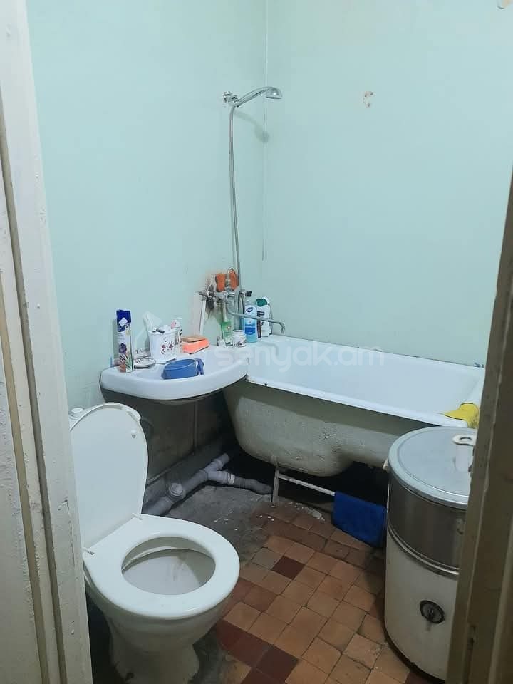 1 Սենյականոց Բնակարան Քարե Շենքում, 40քմ, 2/5 հարկ, Պետական Վիճակում, Կահավորված