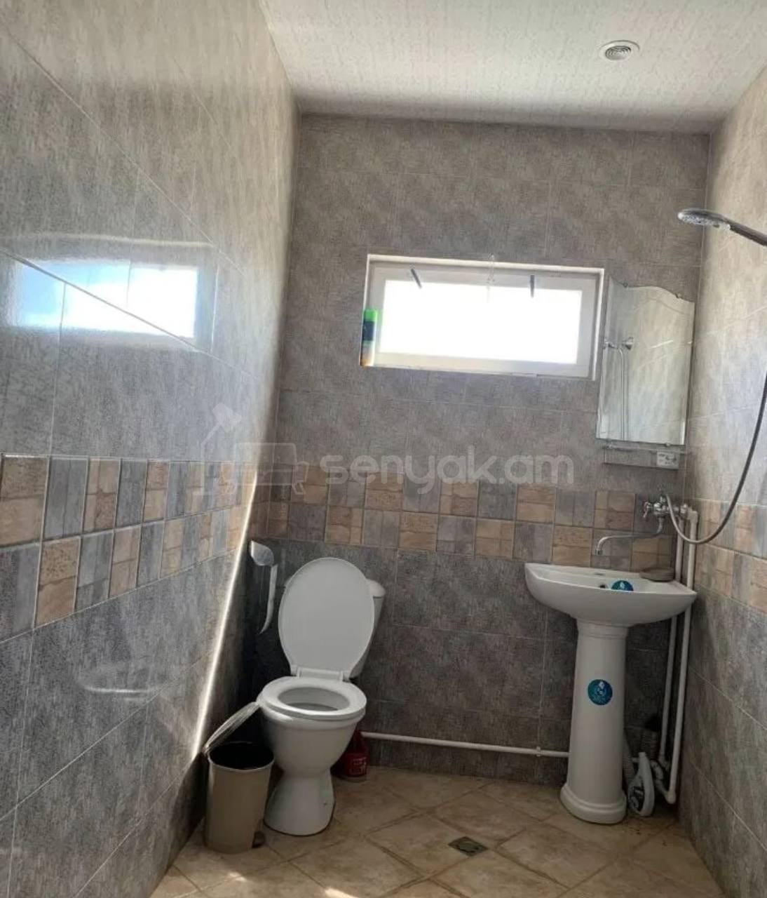 3 Սենյականոց Բնակարան Քարե Շենքում, 78քմ, 4/4 հարկ, Նորմալ Վիճակում, Կահավորված