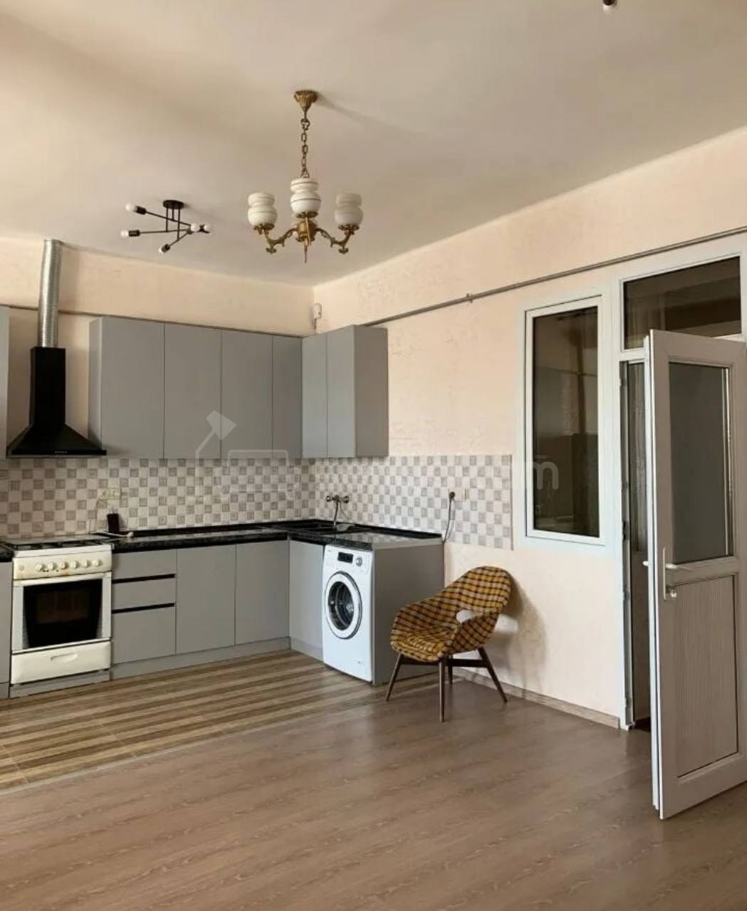 3 Սենյականոց Բնակարան Քարե Շենքում, 78քմ, 4/4 հարկ, Նորմալ Վիճակում, Կահավորված