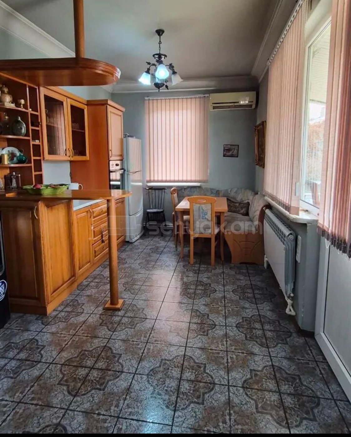 4 Սենյականոց Բնակարան Քարե Շենքում, 189քմ, 2/3 հարկ, Կապիտալ Վերանորոգված