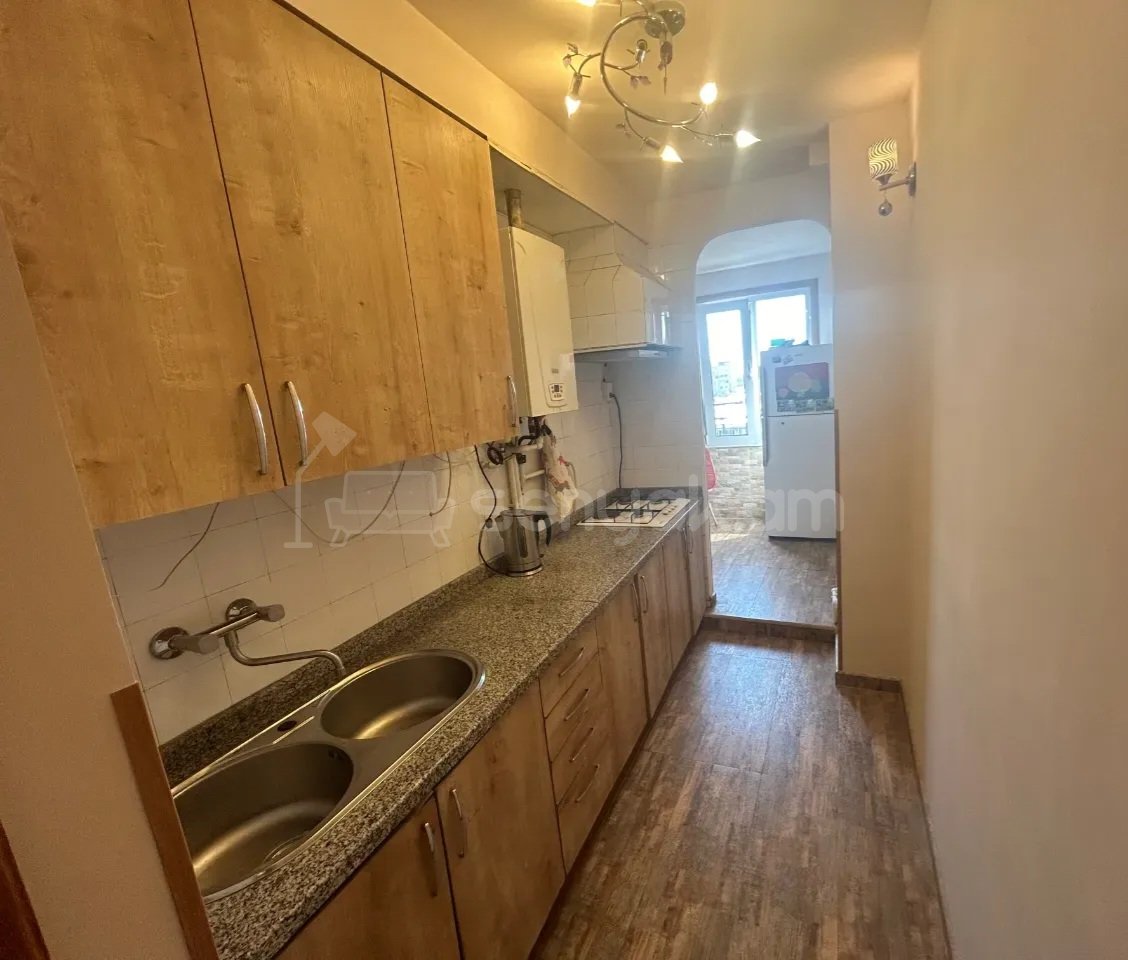 2 Սենյականոց Բնակարան Քարե Շենքում, 70քմ, 9/9 հարկ, Կապիտալ Վերանորոգված, Կահավորված