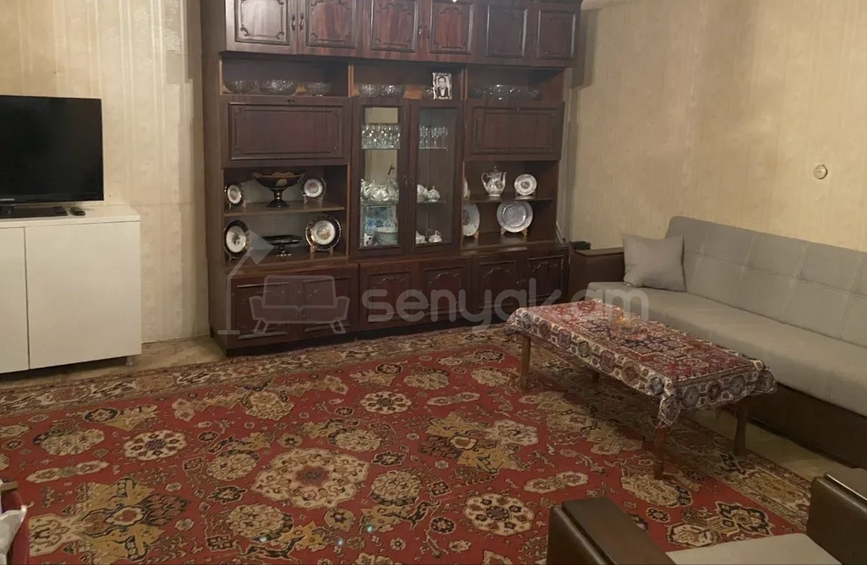 3 Սենյականոց Բնակարան Քարե Շենքում, 56քմ, 1/1 հարկ, Նորմալ Վիճակում, Կահավորված