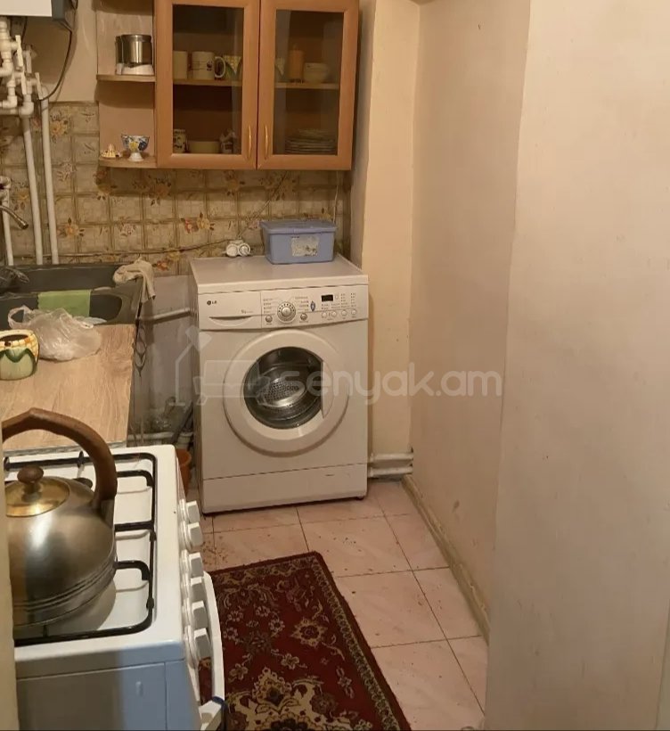 3 Սենյականոց Բնակարան Քարե Շենքում, 56քմ, 1/1 հարկ, Նորմալ Վիճակում, Կահավորված