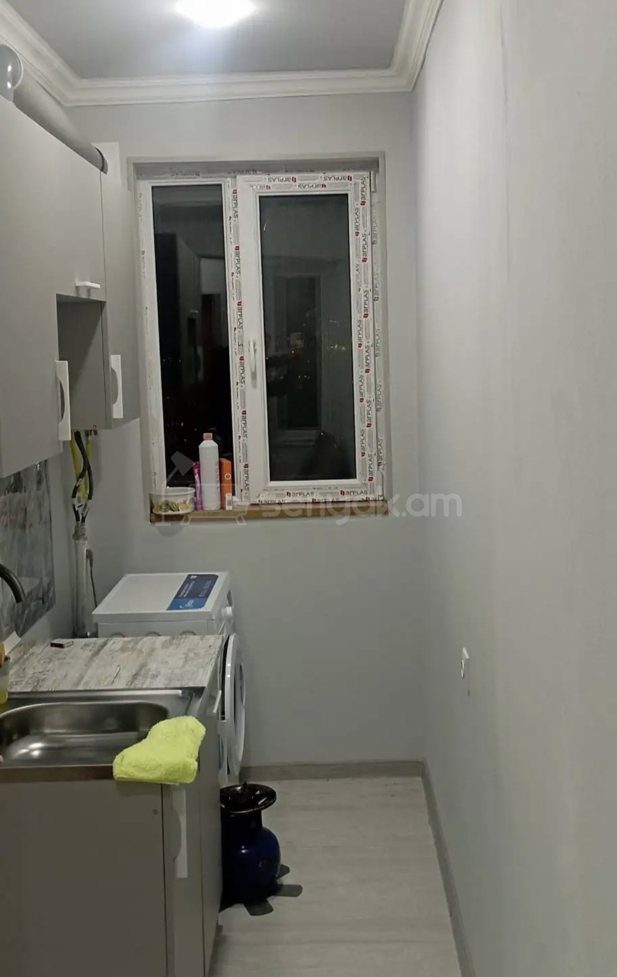 2 Սենյականոց Բնակարան Քարե Շենքում, 40քմ, 1/1 հարկ, Նորմալ Վիճակում, Կահավորված