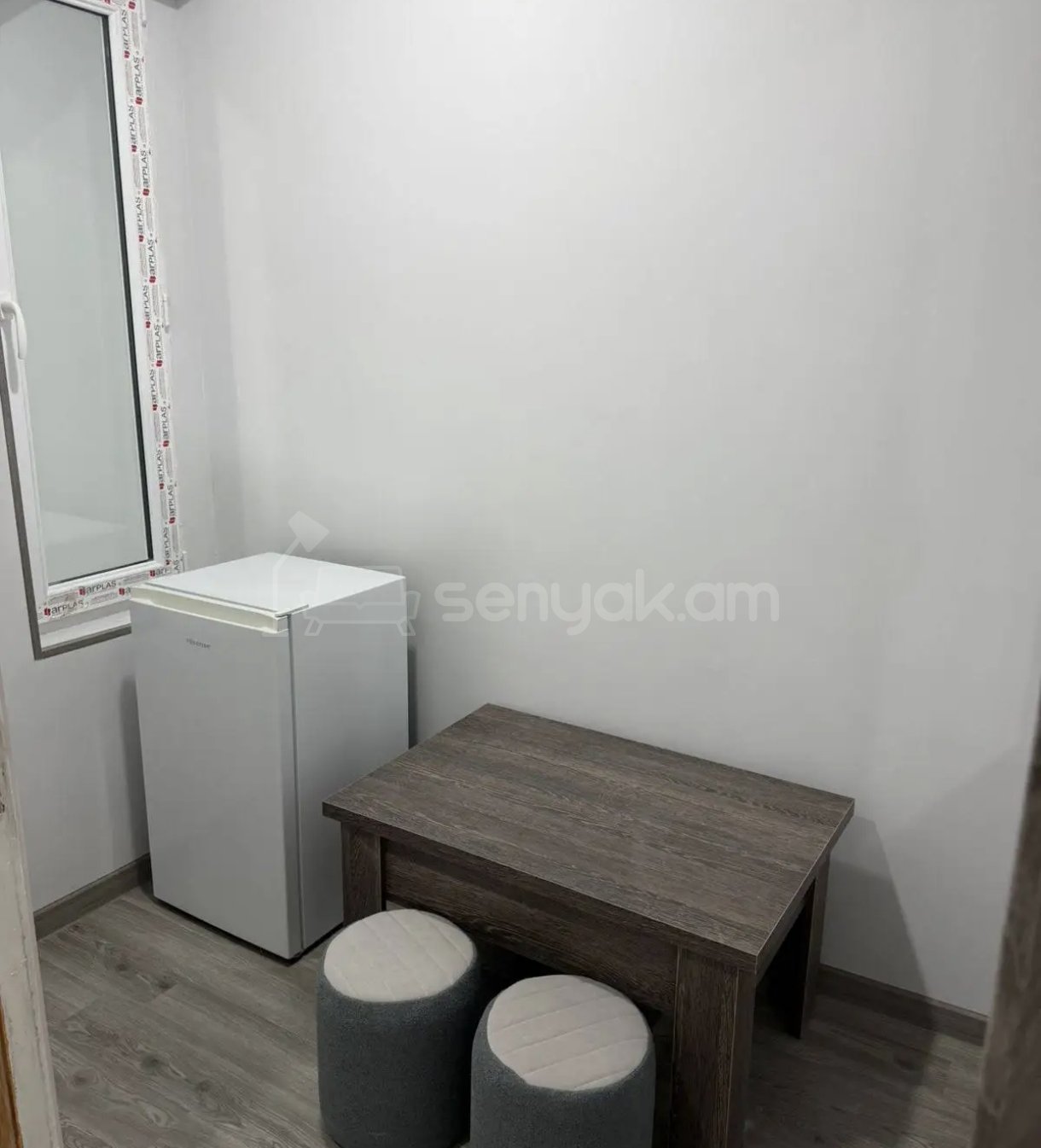 2 Սենյականոց Բնակարան Քարե Շենքում, 40քմ, 1/1 հարկ, Նորմալ Վիճակում, Կահավորված