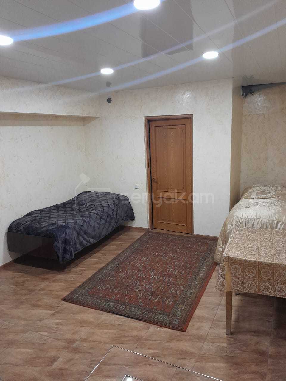 2 Սենյականոց Բնակարան Քարե Շենքում, 40քմ, 1/1 հարկ, Նորմալ Վիճակում, Կահավորված