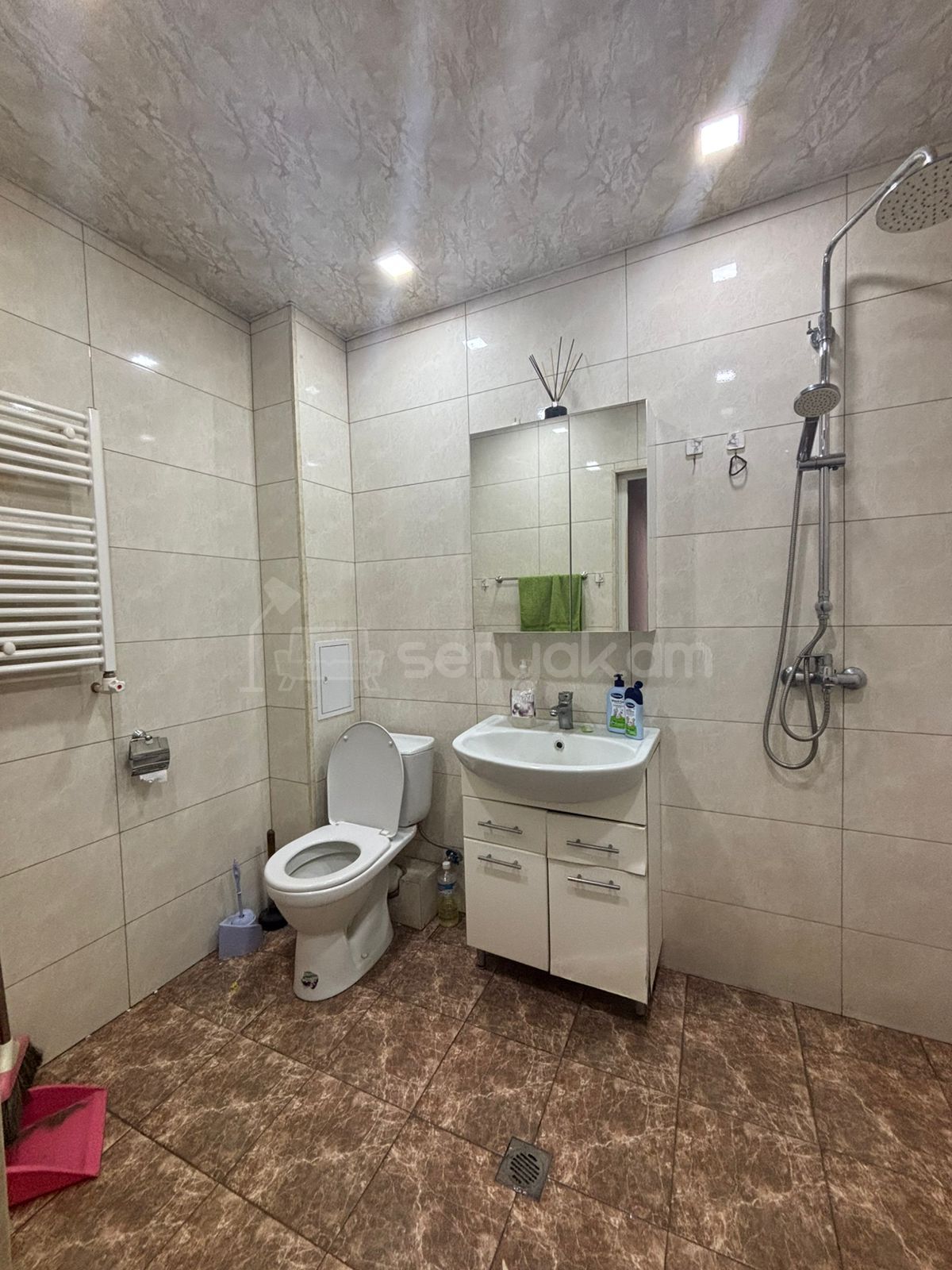 3 Սենյականոց Բնակարան Քարե Շենքում, 78քմ, 2/5 հարկ, Նորմալ Վիճակում