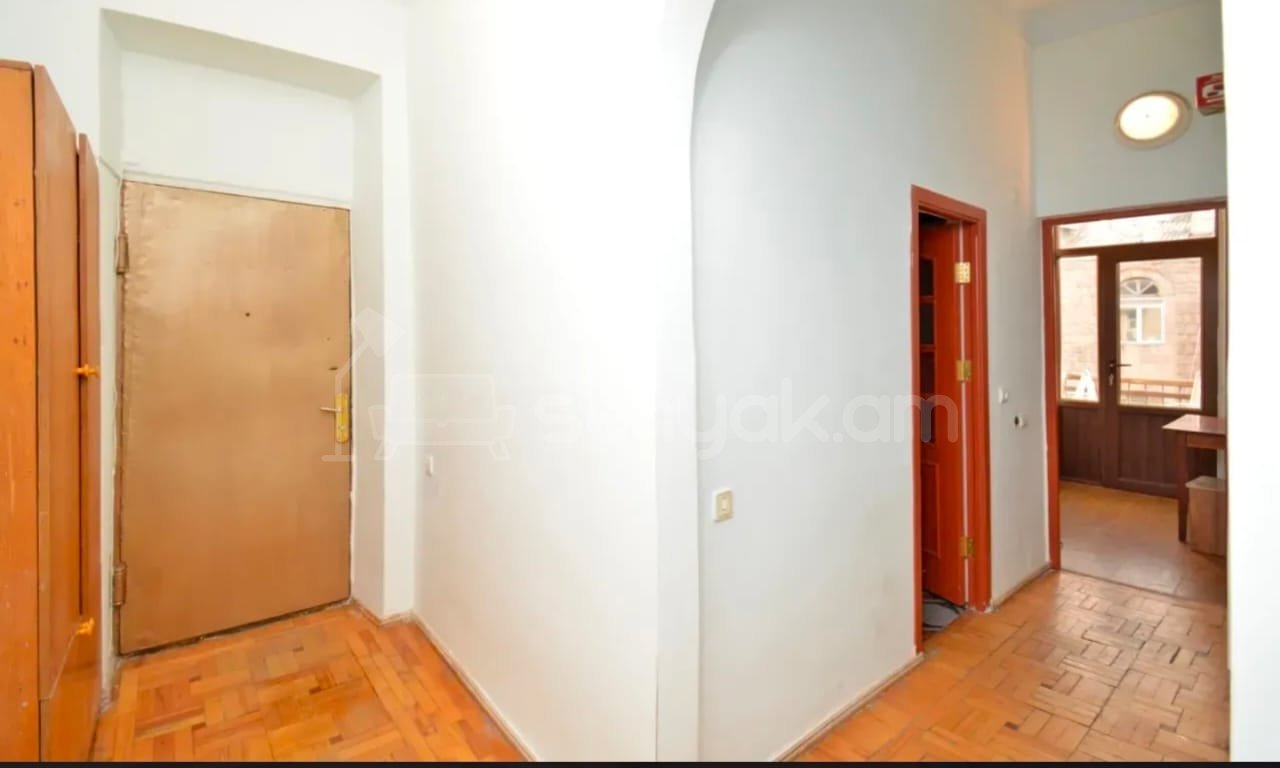 2 Սենյականոց Բնակարան Քարե Շենքում, 60քմ, 3/3 հարկ, Կապիտալ Վերանորոգված